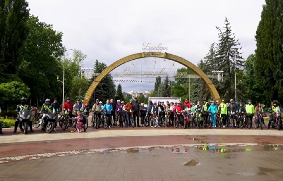 Велодень Бровари 2026 біля арки на майдані Свободи